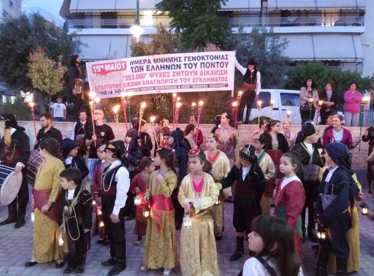Λαμπαδηφορία μνήμης στην Πετρούπολη (βίντεο)