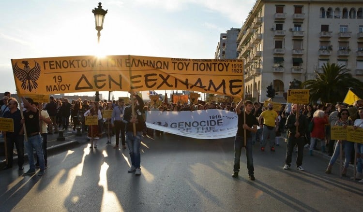 Η ποντιακή σημαία στον Λευκό Πύργο για τα θύματα της Γενοκτονίας (φωτο, βίντεο)