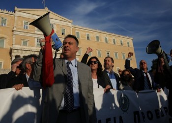 Στην πλατεία Συντάγματος διαδήλωσαν οι εργαζόμενοι κόντρα στο πολυνομοσχέδιο