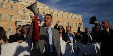 Στην πλατεία Συντάγματος διαδήλωσαν οι εργαζόμενοι κόντρα στο πολυνομοσχέδιο
