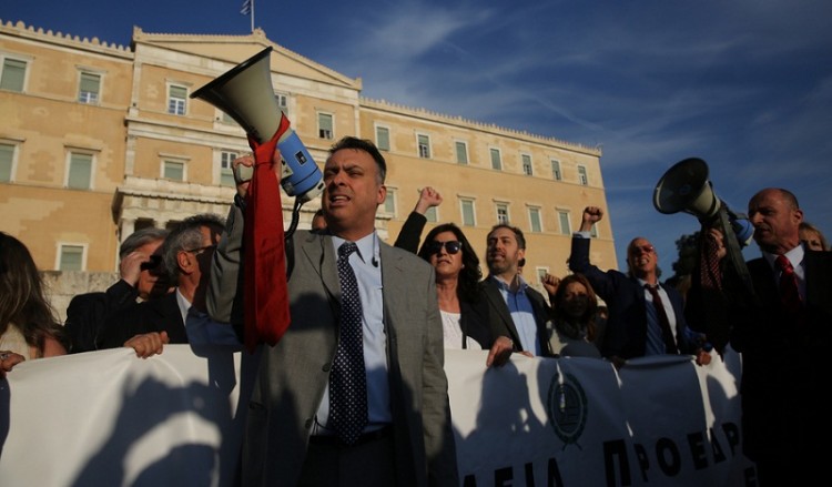 Στην πλατεία Συντάγματος διαδήλωσαν οι εργαζόμενοι κόντρα στο πολυνομοσχέδιο