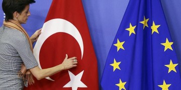 Σε κλοιό πιέσεων η Τουρκία: Η ΕΕ προειδοποιεί, η Άγκυρα σηκώνει τους τόνους