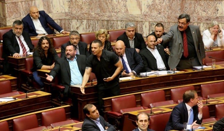 «Θερμό» επεισόδιο μεταξύ Σκουρλέτη και βουλευτών της Χρυσής Αυγής