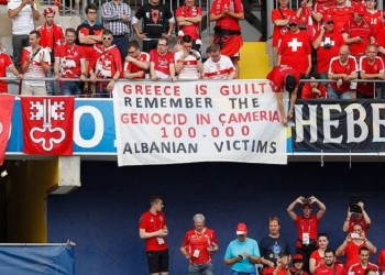 Euro 2016: Προκλητικό πανό εναντίον της Ελλάδας στον αγώνα Αλβανία-Ελβετία