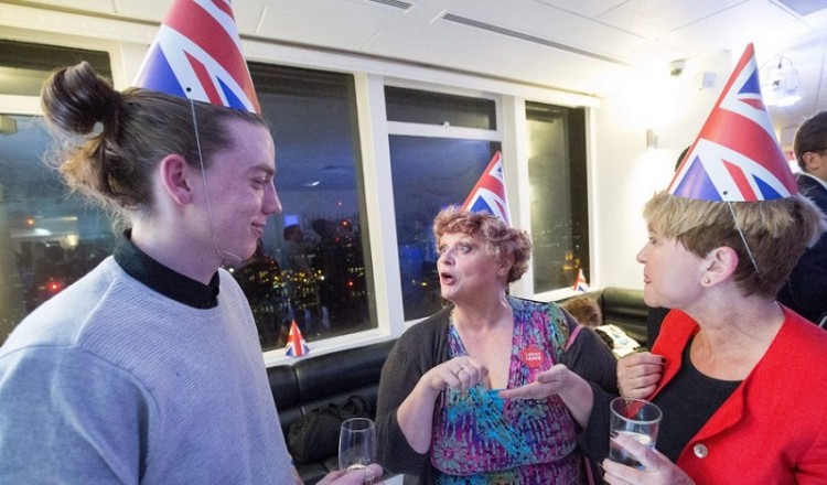Δημοψήφισμα Βρετανία: Ανατροπή και Brexit δείχνουν τα αποτελέσματα!