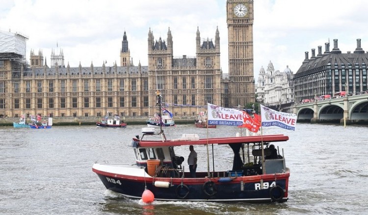Πώς θα γίνει το Brexit – Νέα πρόκληση για την Τερέζα Μέι