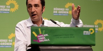 Τζεμ Έζντεμιρ: Η Τουρκία παίζει παιχνίδι με τη φωτιά