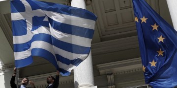 Μας ψεκάζουν και μας κρύβουν το φάρμακο που θεραπεύει τον καρκίνο – Τι αποκαλύπτει έρευνα για τους Έλληνες το 2018