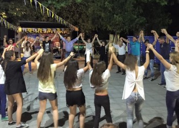 Ένα ζωηρό παρακάθ' στην πλατεία Ριζοχωρίου