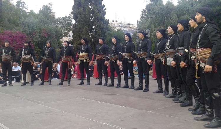 Στην κατάμεστη πλατεία Δαβάκη οι Πόντιοι είπαν καλό καλοκαίρι (φωτο, βίντεο)