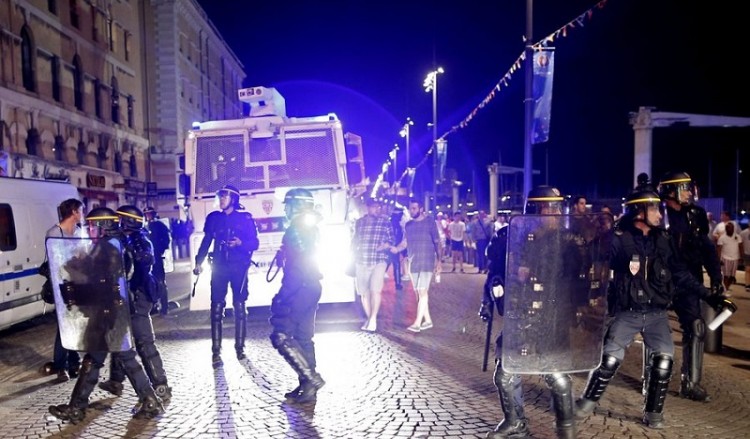Σοκ από τους χουλιγκανισμούς στη Μασσαλία στο πλαίσιο του Euro 2016 (βίντεο)