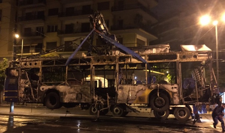 Επεισόδια στο Πολυτεχνείο – Έριξαν βόμβες μολότοφ
