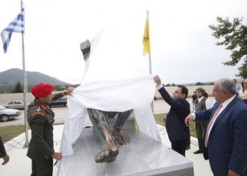 «Ο Έλληνας Πολεμιστής του Πόντου» αποκαλύφθηκε στη Νέα Σάντα (φωτο, βίντεο)