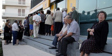 Ποιοι συνταξιούχοι χάνουν το ΕΚΑΣ