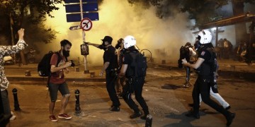 Κωνσταντινούπολη: Βίαια επεισόδια σε αντικυβερνητική διαδήλωση (φωτο, βίντεο)