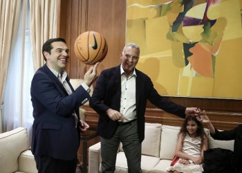 Ο Τσίπρας «έπαιξε» μπάλα με τον Γκάλη στο Μαξίμου (φωτο)