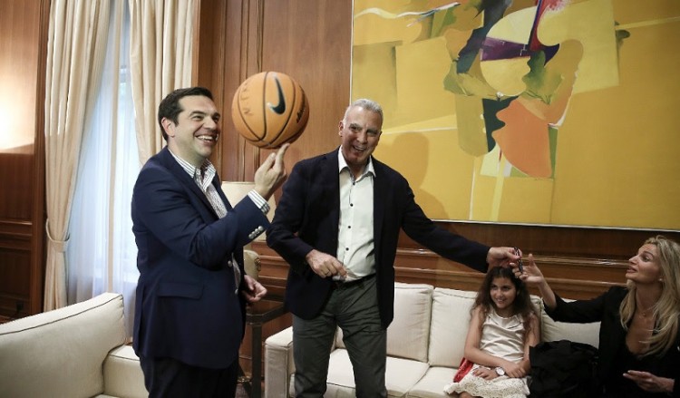 Ο Τσίπρας «έπαιξε» μπάλα με τον Γκάλη στο Μαξίμου (φωτο)