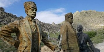 Έβαλαν άγαλμα του Κεμάλ στην αυλή αρμενικής εκκλησίας στην Τουρκία!