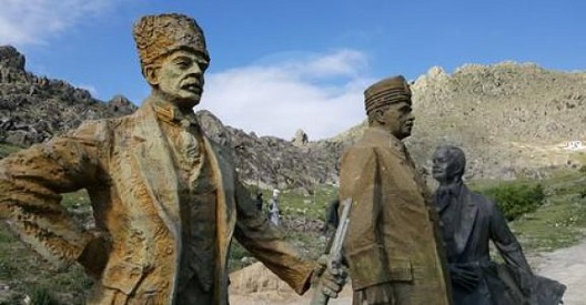 Έβαλαν άγαλμα του Κεμάλ στην αυλή αρμενικής εκκλησίας στην Τουρκία!