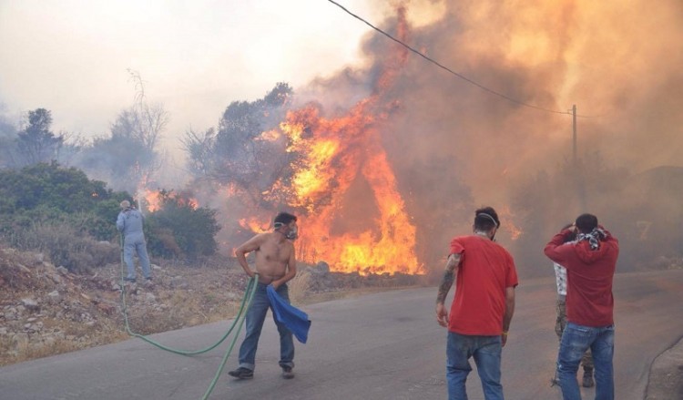 Μεγάλη πυρκαγιά στη Χίο – Εντολή για εκκένωση οικισμών  4