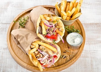 Ένα ελληνικό γυράδικο που τα... σπάει, στην καρδιά της Μόσχας (βίντεο)