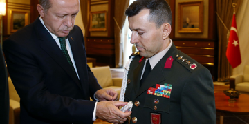 Ο Τραπεζούντιος υπασπιστής τον Ερντογάν: Κρεμάστε με αν τον πρόδωσα