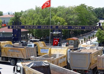 Φορτηγά του Δήμου Άγκυρας έκλεισαν την πύλη του Κέντρου Τεθωρακισμένων!
