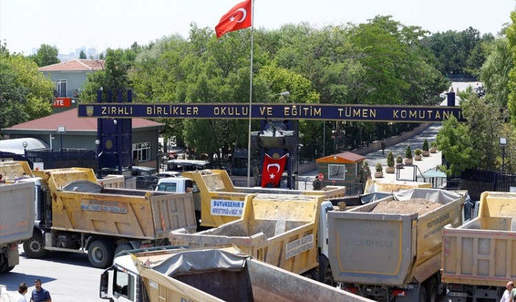 Φορτηγά του Δήμου Άγκυρας έκλεισαν την πύλη του Κέντρου Τεθωρακισμένων!