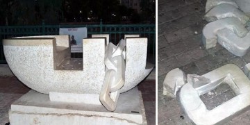 Βεβήλωσαν το μνημείο για τον Αϊλάν, στη Μερσίνη της Τουρκίας (φωτο)