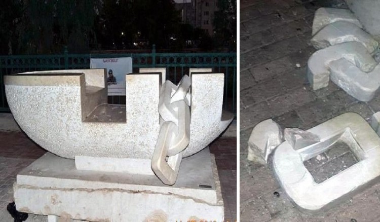 Βεβήλωσαν το μνημείο για τον Αϊλάν, στη Μερσίνη της Τουρκίας (φωτο)