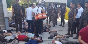 Πραξικόπημα στην Τουρκία: Συγκρούσεις σε Κωνσταντινούπολη και Ικόνιο