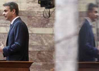 Μητσοτάκης: Η κυβέρνηση καταρρέει και παίζει με τους θεσμούς