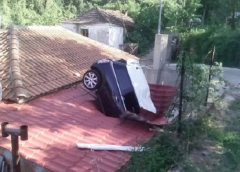 Αυτοκίνητο καρφώθηκε σε στέγη σπιτιού στο Σκλήθρο Αγιάς!