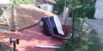 Αυτοκίνητο καρφώθηκε σε στέγη σπιτιού στο Σκλήθρο Αγιάς!