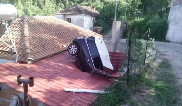 Αυτοκίνητο καρφώθηκε σε στέγη σπιτιού στο Σκλήθρο Αγιάς!