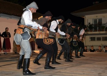 Οι Πόντιοι γιόρτασαν με χορούς την ημέρα της Αγίας Παρασκευής στο Ψυχικό (φωτο)