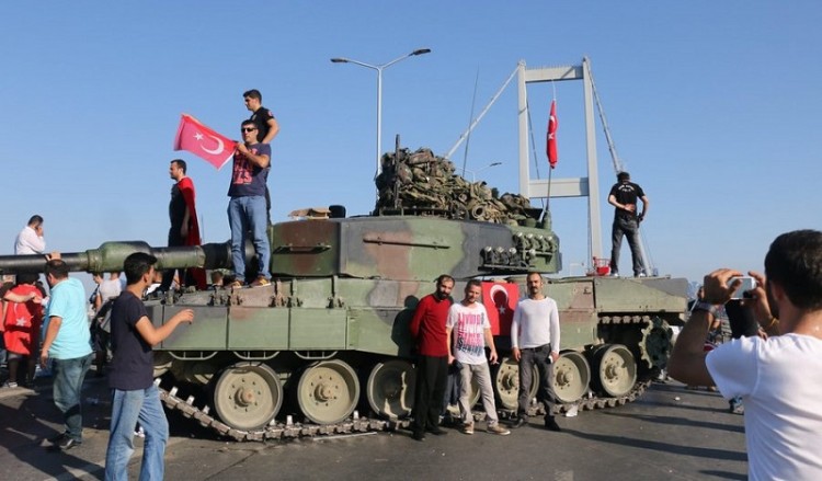 Πώς βγήκαν τα τανκς στις γέφυρες του Βοσπόρου κατά τη διάρκεια του πραξικοπήματος