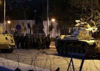 Τανκ περνάνε πάνω από διαδηλωτή στην Κωνσταντινούπολη (βίντεο)