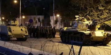Τανκ περνάνε πάνω από διαδηλωτή στην Κωνσταντινούπολη (βίντεο)