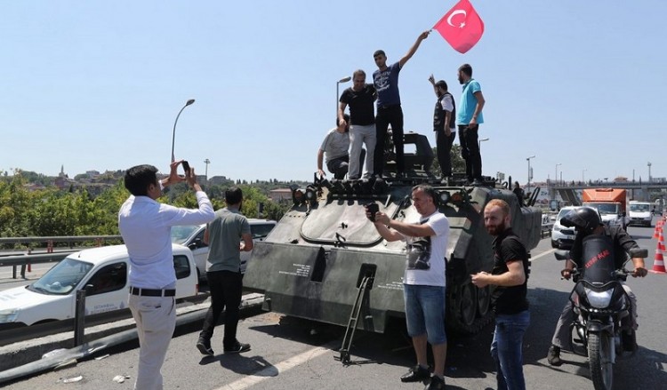 Ξηλώνει και τους δικαστικούς ο Ερντογάν