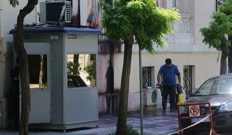 Μπογιές από τον Ρουβίκωνα στην πρεσβεία της Τουρκίας στην Αθήνα (φωτο)