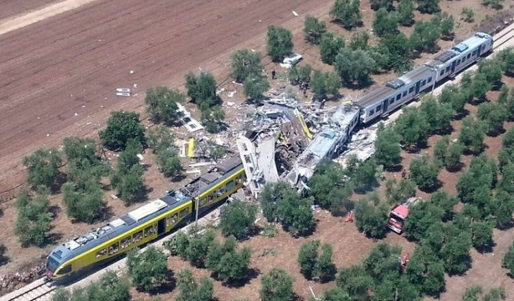 Πολύνεκρη σύγκρουση τρένων στην Ιταλία (φωτο)