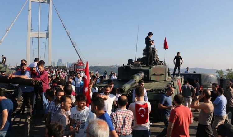Τι γίνεται με την απόπειρα πραξικοπήματος στην Τουρκία – Δεκάδες νεκροί, χιλιάδες τραυματίες (φωτο-βίντεο)
