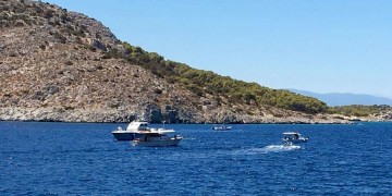 Τραγικός ο απολογισμός από τον εμβολισμό σκάφους στην Αίγινα (φωτο)