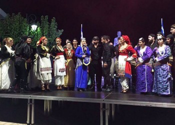 Μοναδικό: Πόντιοι χορεύουν πυρρίχιο μέσα σε εκκλησία της Κρήτης (βίντεο, φωτο)