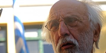 Παραιτήθηκε ο Λυκουρέζος από την υπεράσπιση του 77χρονου στην Αίγινα