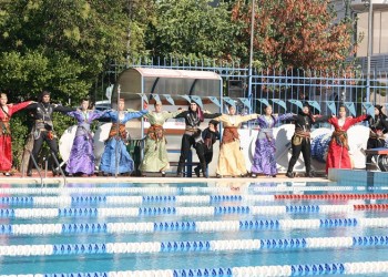 Τι δουλειά έχουν Πόντιοι με φορεσιές δίπλα σε μια πισίνα; (βίντεο)