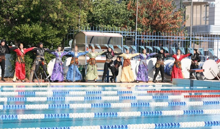 Τι δουλειά έχουν Πόντιοι με φορεσιές δίπλα σε μια πισίνα; (βίντεο)