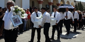 Σπαραγμός στην κηδεία της 5χρονης και του πατέρα της που χάθηκαν στην Αίγινα (φωτο)