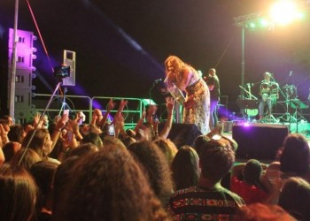 Η Μελίνα Ασλανίδου χορεύει ποντιακά στο κέντρο της Σύρου (φωτο, βιντεο)